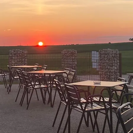 De Peregrinos Fuente Sidres Hostel *